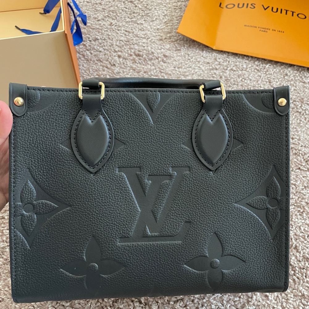 Black monogram on the go pm